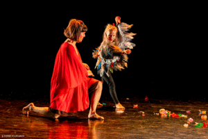 Les adhérents de l'activité Danse contemporaine - Parents-Enfants présentent une chorégraphie sur la scène du Théâtre Jean-le-Bleu.